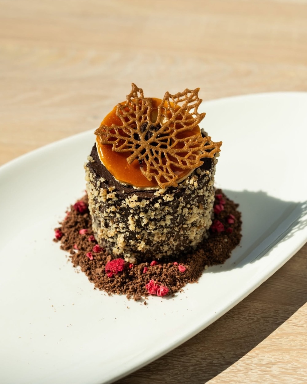 Dobos torta modern tálalásban, karamellrácsos díszítéssel