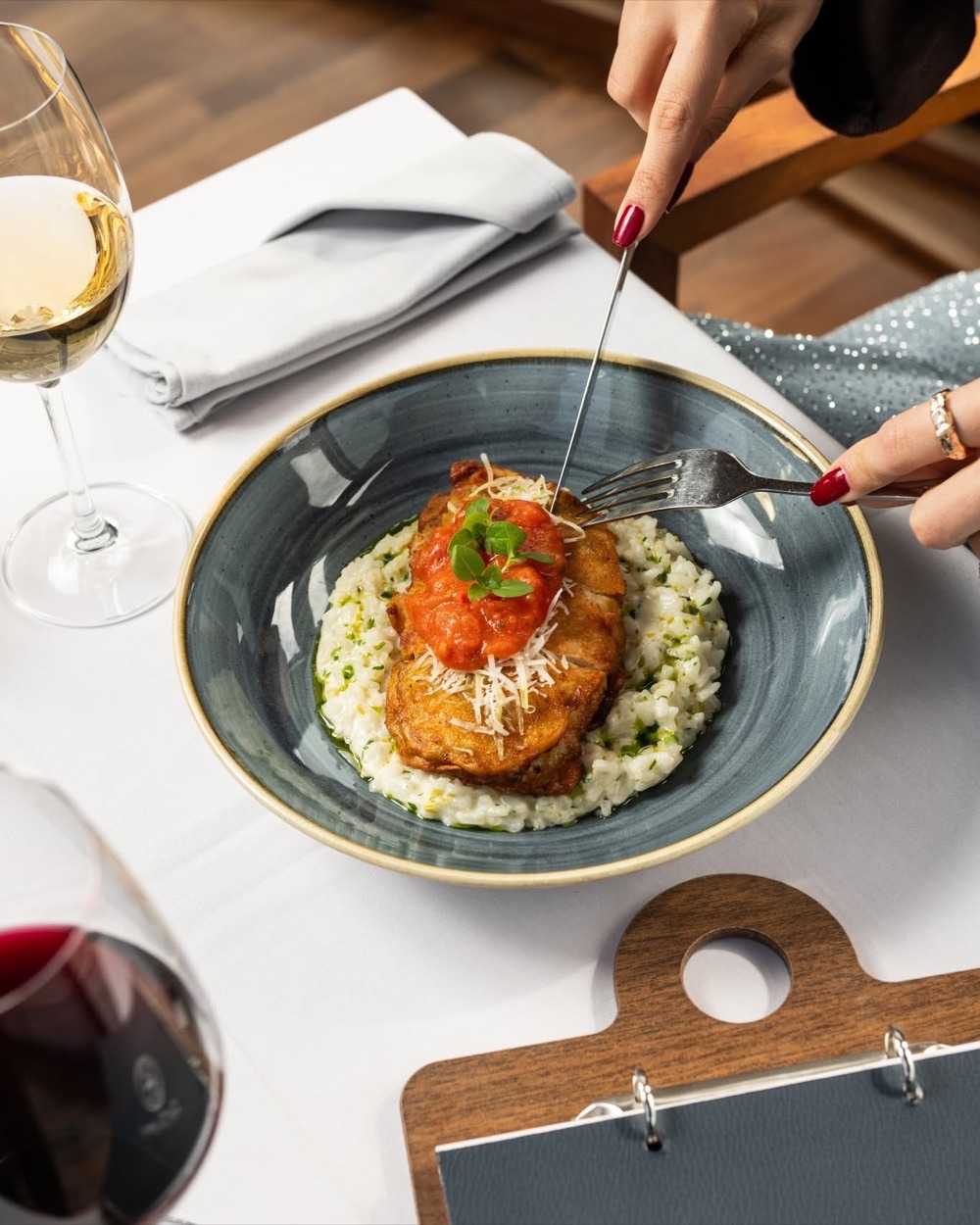 Paradicsomos hús zöldfűszeres rizottón, parmezánnal