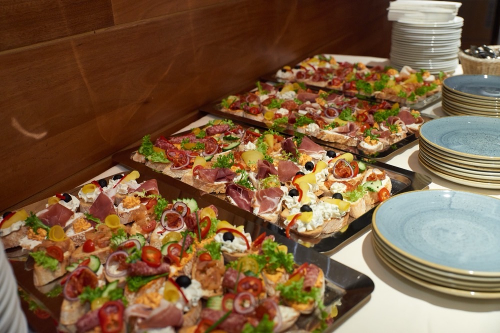 Bruschetta-válogatás tálcákon, tányérokkal